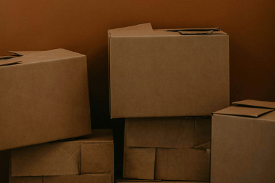 Дошло до суда: в Тольятти мать с дочерью завалили лестницу хламом