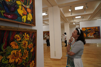 Яркие миры Игоря Гумилевского: в Самаре проходит выставка "Отклики жизни"