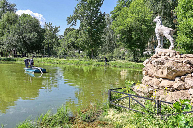 В Самаре в июле 2021 г. начали чистить озеро в сквере "Родничок надежды"