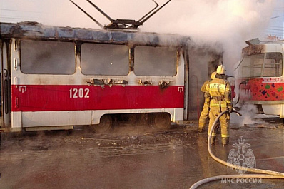 В Самаре вагон трамвая выгорел полностью из-за короткого замыкания