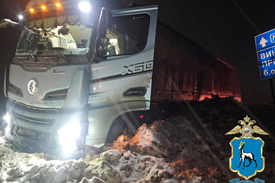 В Самарской области на трассе иномарка врезалась в фуру