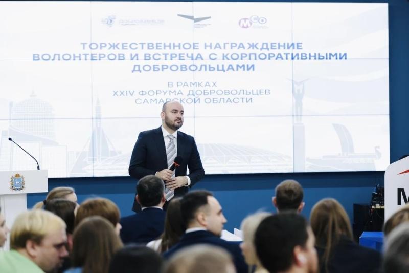 В Самаре губернатор Вячеслав Федорищев наградил лучших волонтеров