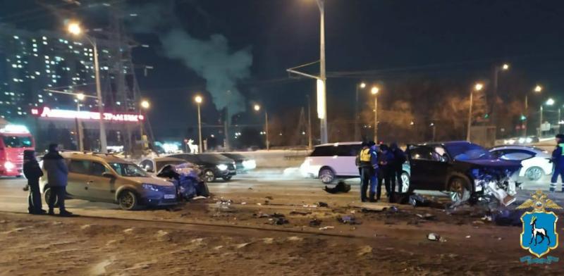 В Самаре 10 февраля около автовокзала в массовом ДТП погиб мужчина