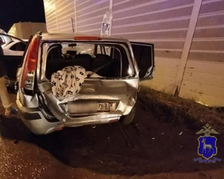 В Самарской области после столкновения "Киа" с грузовиком пострадали водитель и 3 женщины