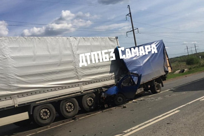 В Самарской области водитель "газели" врезался в стоящий "КамАЗ" и погиб