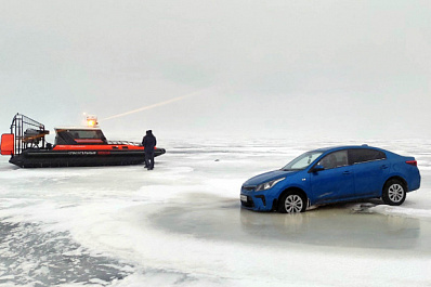 Водителя вызволяли спасатели: легковушка провалилась под лед Волги около Тольятти
