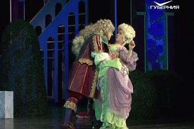 Тольяттинцам показали костюмированную музыкальную комедию "Романтики"