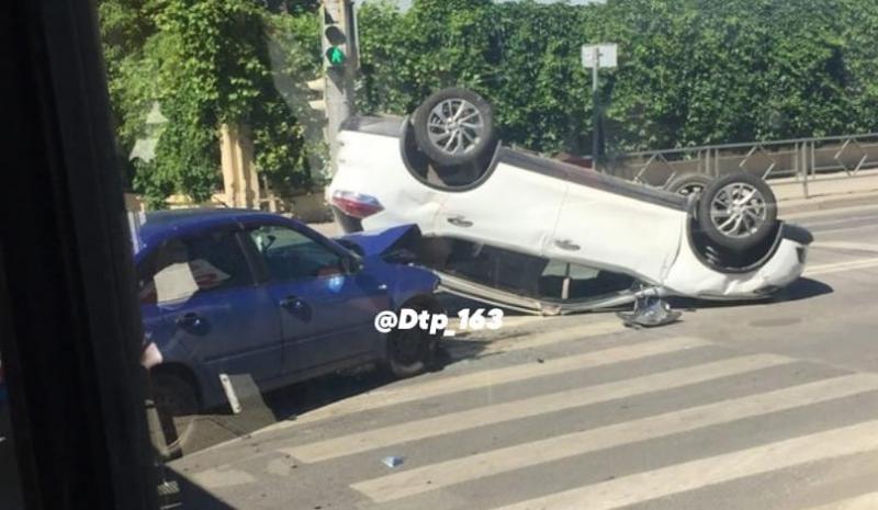 В Самаре иномарка перевернулась после столкновения с "Ладой"