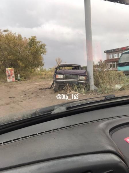 В Самаре на Ракитовском шоссе легковушка протаранила столб