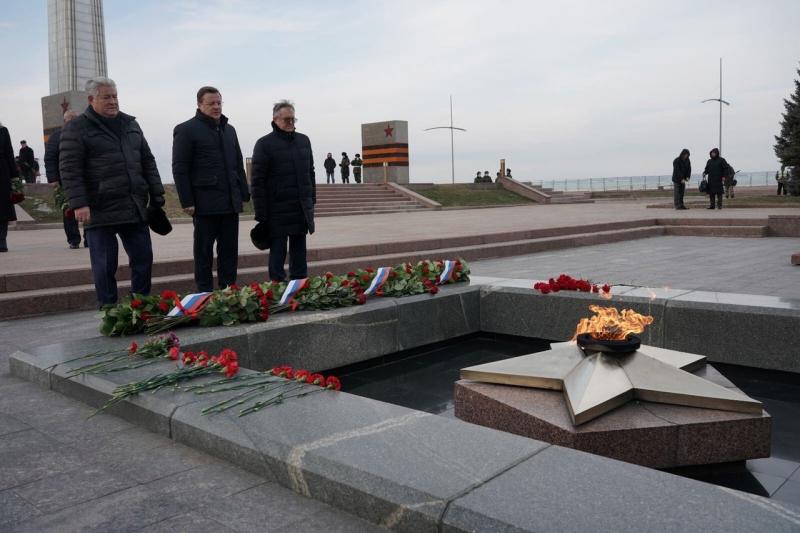 В День Героев Отечества Дмитрий Азаров возложил цветы к Вечному огню