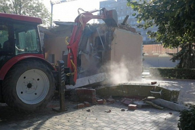 В Самаре снесли незаконный павильон на набережной