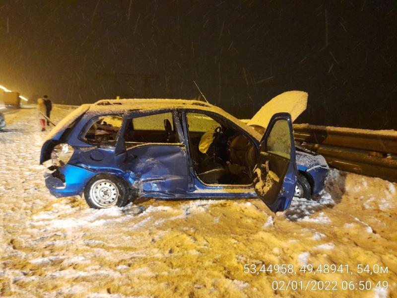В Жигулевске в снегопад на трассе столкнулись три "Калины"