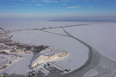 Выход на лед запрещен: в районе строительства моста через Волгу близ Тольятти эвакуируют флот
