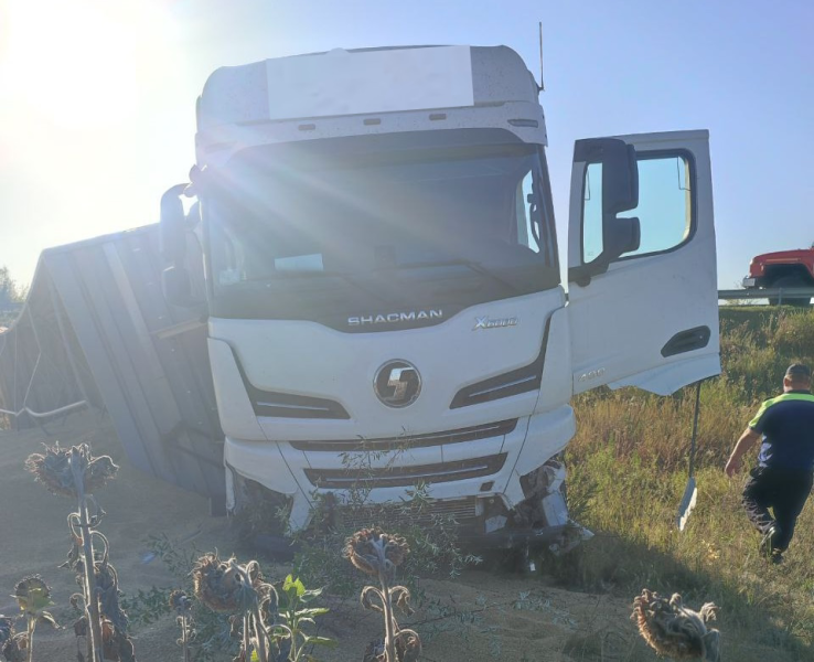 В Самарской области 23 сентября фура с зерном оказалась в кювете
