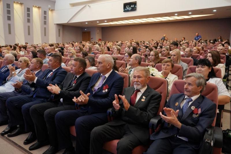 Губернатор Вячеслав Федорищев вручил почетные награды жителям Самарской области