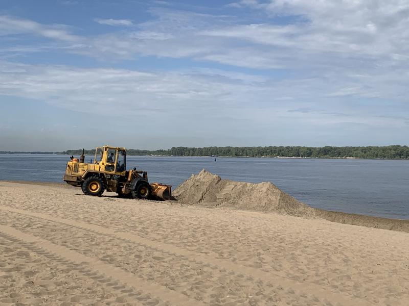 В Самаре начали разравнивать новый песок на городских пляжах