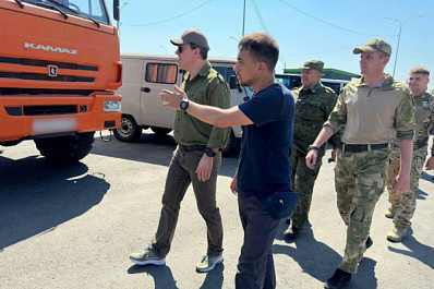 Губернатор Дмитрий Азаров передал очередную партию спецтехники бойцам в зоне СВО