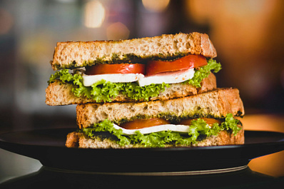 Вместо чипсов и колбасы: диетолог Бурякова подсказала полезные варианты перекуса