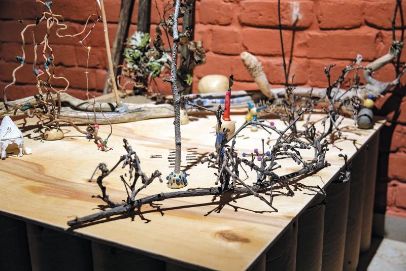 Образ ветки: необычная экспозиция объединила работы художников, которых вдохновили деревья