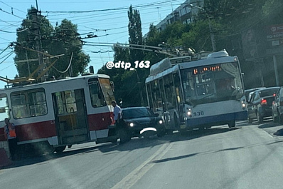  Авария иномарки и трамвая перекрыла движение в Самаре