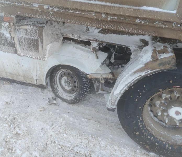 В Самарской области 14 декабря на трассе легковушка влетела под грузовик
