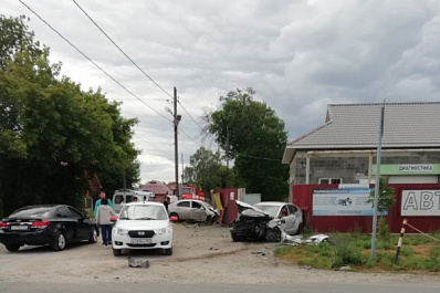 В Самаре в одном из районов города "встретились" две машины
