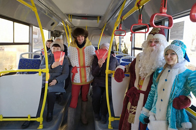 В Тольятти Дед Мороз и Снегурочка поздравляют пассажиров в салонах автобусов с наступающим Новым годом