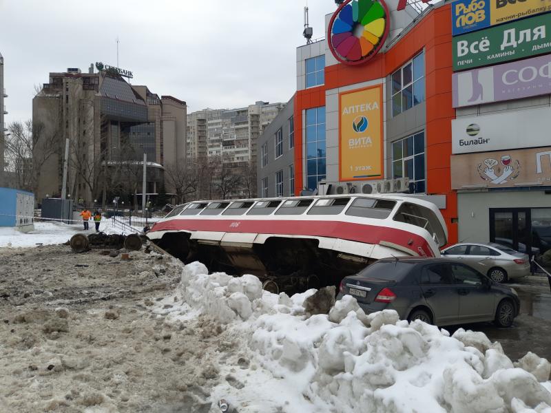 В Самаре у ТЦ "Апельсин" трамвай перевернулся и раздавил машины