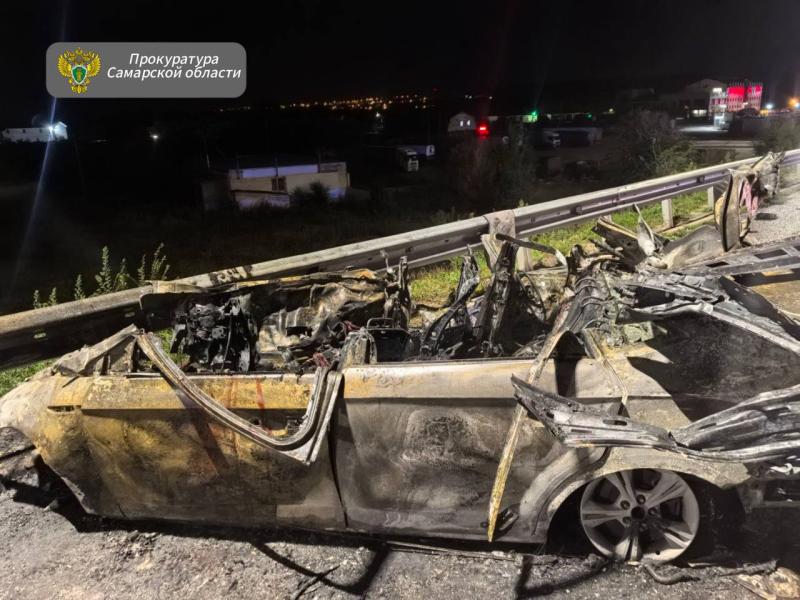 Иномарка сгорела дотла: в Самарской области ночью 12 сентября в ДТП на трассе погибли 4 человека