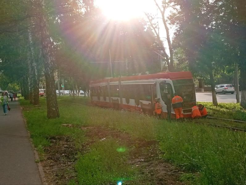 В Самаре вечером 2 июля трамвай сошел с рельсов