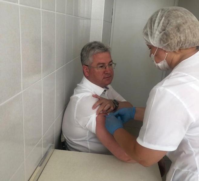 Председатель Правительства Самарской области Виктор Кудряшов вакцинировался от коронавируса