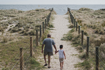 Эксперты рассказали, чем полезно для пожилых людей общение с внуками