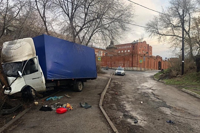 В Самаре ночью "Газель" на скорости врезалась в дерево