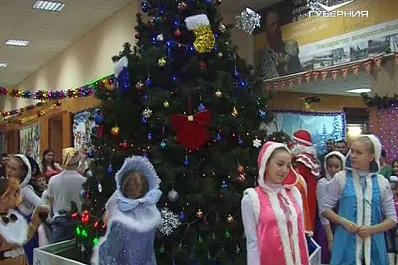 Для детей сотрудников регионального МЧС организовали праздничные елки