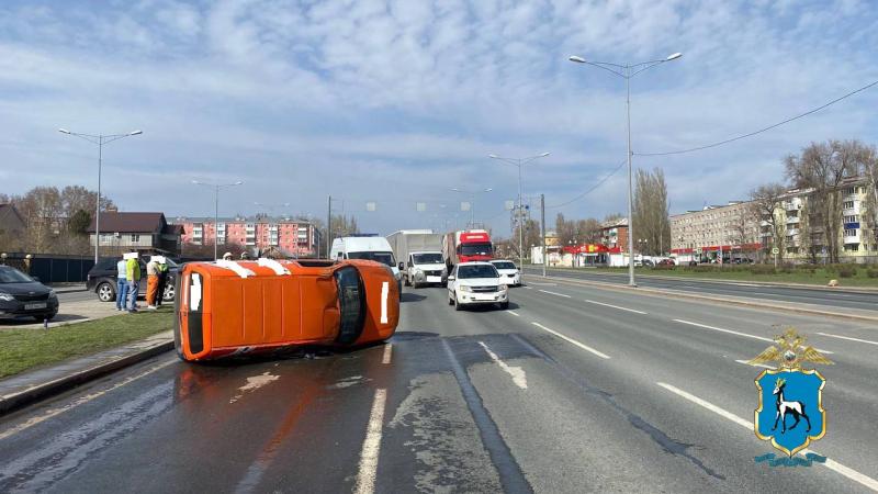 В Самаре 18 апреля на Московском шоссе "Пежо" перевернулось на бок после ДТП 