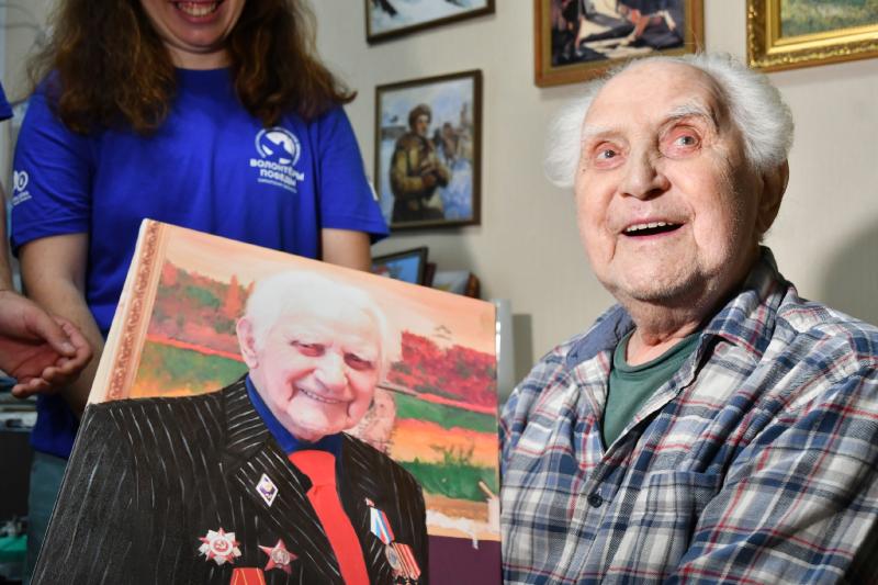 "Краски Победы": ветерану Великой Отечественной войны Александру Любимову подарили портрет