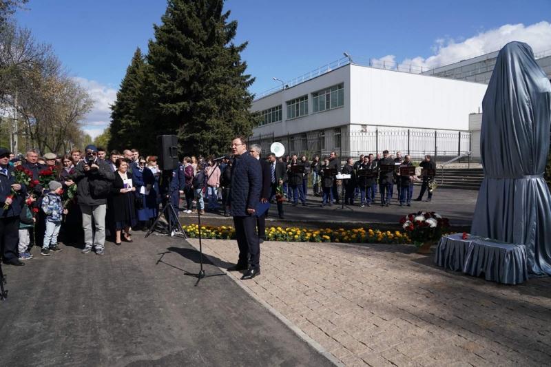 В День Весны и Труда Дмитрий Азаров открыл памятник почетному гражданину Самарской области Елене Шпаковой