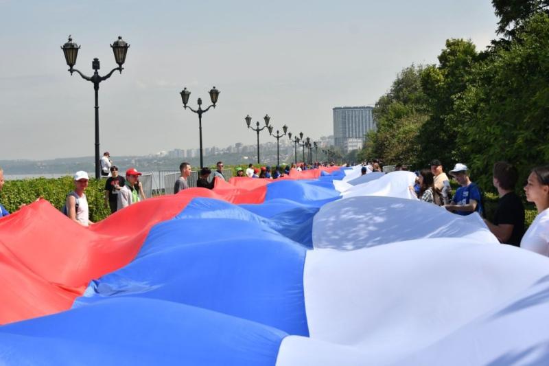 Под единым флагом: на самарской набережной развернули 700-метровый российский триколор