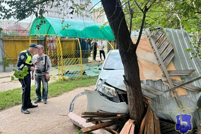 В Тольятти легковушка пробила забор и врезалась в дерево на детской площадке