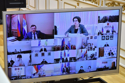 Дмитрий Азаров поручил передавать квартиры до 1 октября детям-сиротам