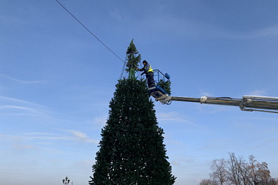 Самарскую набережную украсила 12-метровая новогодняя елка 