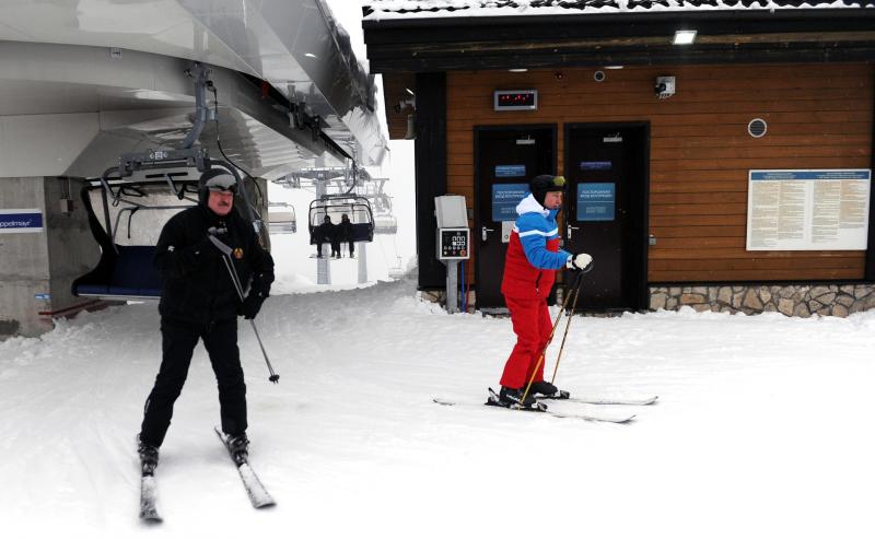 Владимир Путин и Александр Лукашенко прокатились на лыжах по склону в Сочи