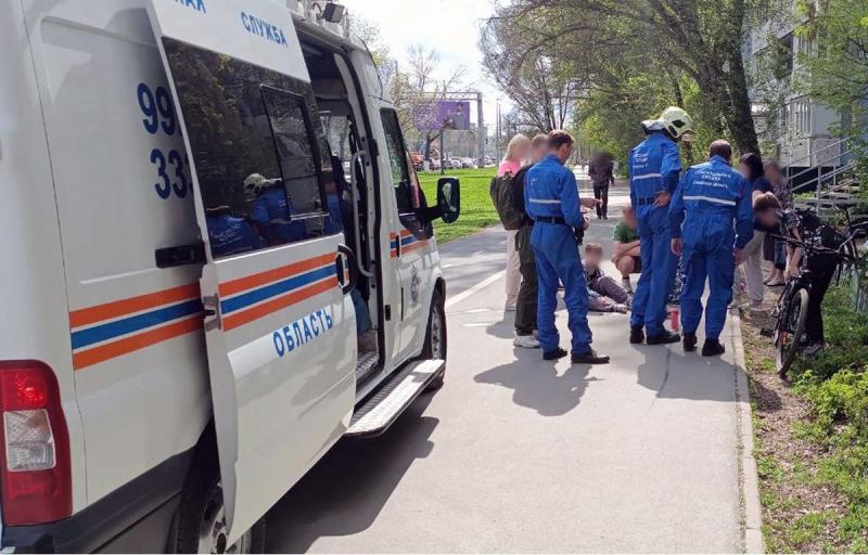 В Самаре спасатели помогли мальчику, застрявшему в велосипеде