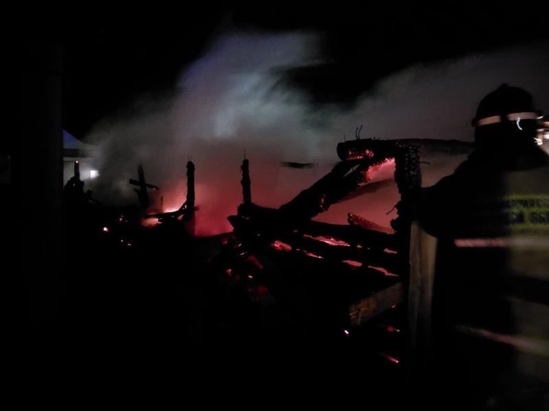 Ночью 12 декабря в Елховском районе вспыхнули сараи на 200 "квадратах"