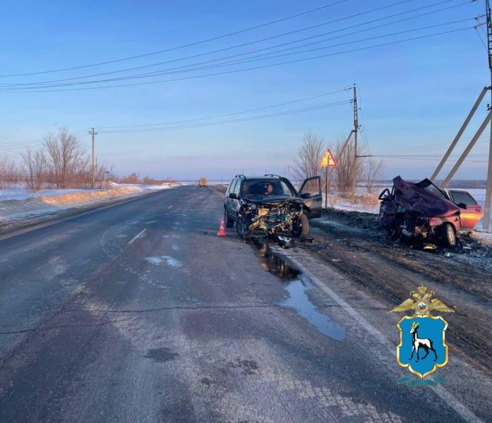 Шел на обгон: в Самарской области после столкновения "десятки" и "Нивы" пострадал мужчина