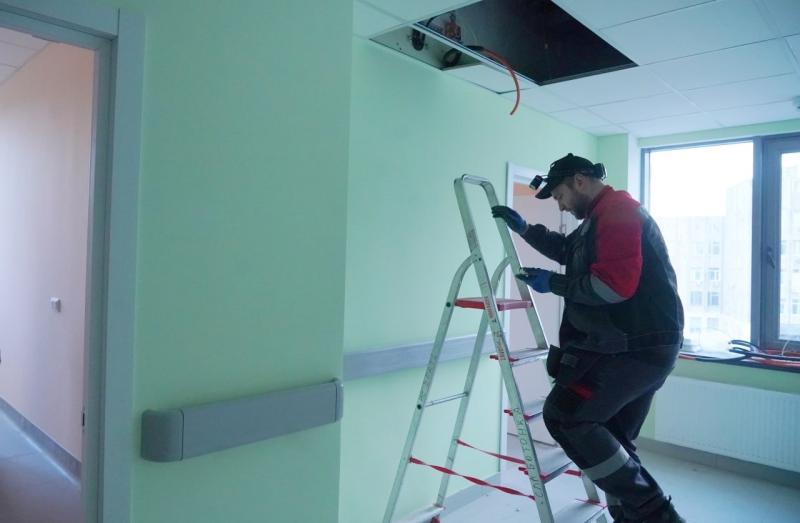 В Самаре депутаты СГД, министр здравоохранения и глава города проверили ход строительства детской поликлиники в Октябрьском районе