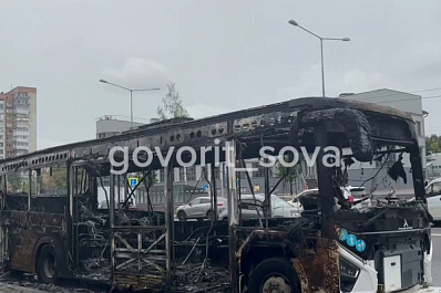 Сгорел дотла: в Самаре около "Звезды" огонь охватил весь пассажирский автобус № 91