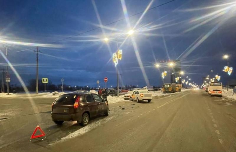 Проехала на красный: в Самаре на Московском шоссе столкнулись две иномарки