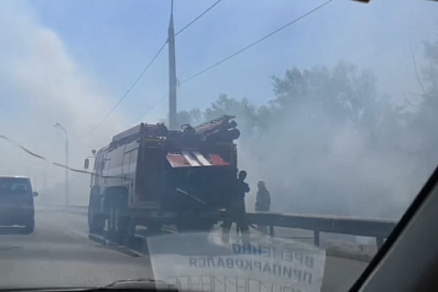 В Самаре горит 150 метров мусора на Южном шоссе