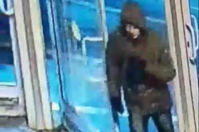 В Самаре разыскивают напавшего в подъезде на женщину насильника